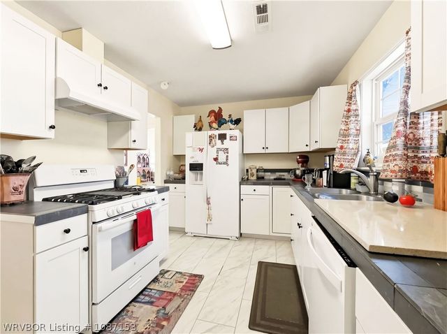 221 W Poplar Street, Stilwell, OK 74960