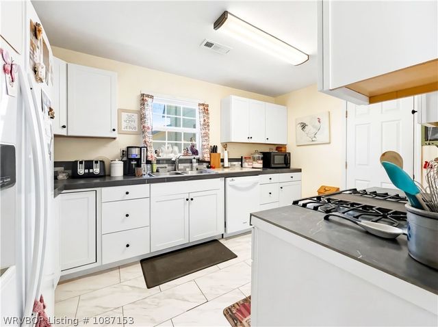 221 W Poplar Street, Stilwell, OK 74960