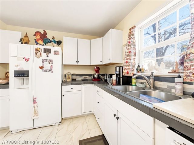 221 W Poplar Street, Stilwell, OK 74960