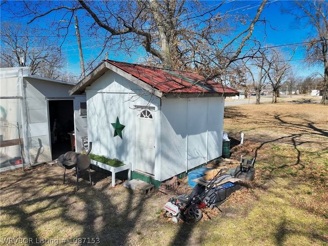 221 W Poplar Street, Stilwell, OK 74960