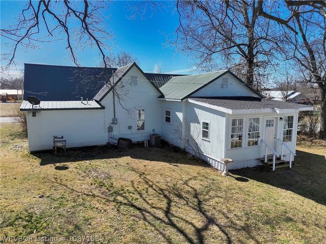 221 W Poplar Street, Stilwell, OK 74960