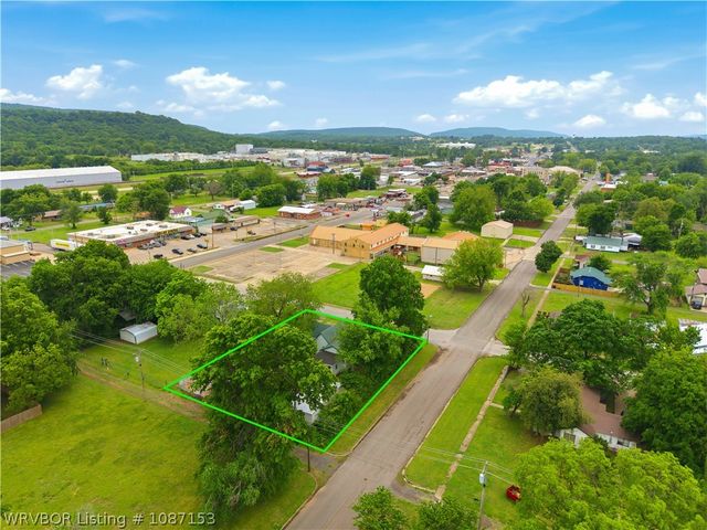 221 W Poplar Street, Stilwell, OK 74960