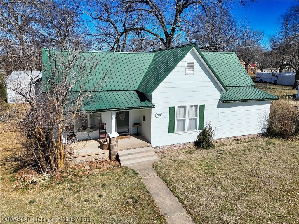 221 W Poplar Street, Stilwell, OK 74960