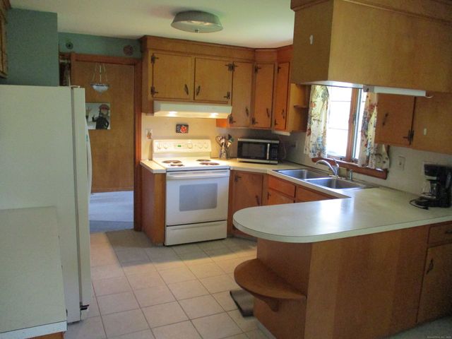 8 Susan Lane, Meriden, CT 06450
