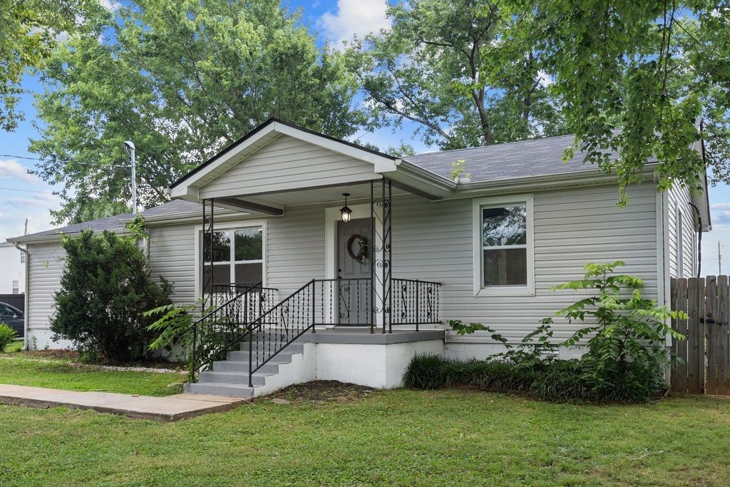 544 Stones River Rd, La Vergne, TN 37086