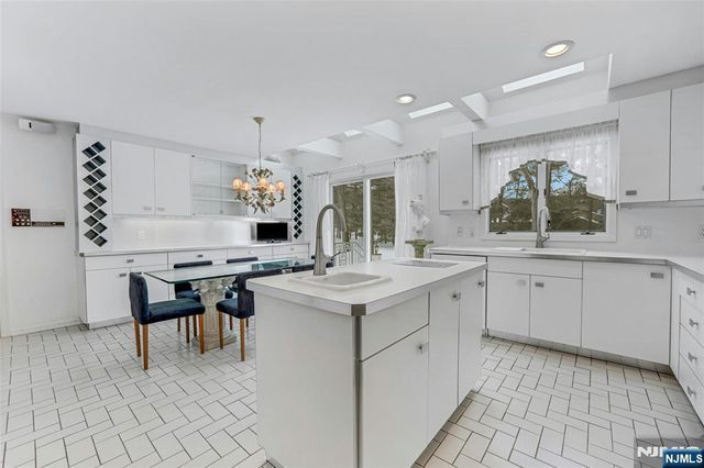 510 Hampton Hill Road, Franklin Lakes, NJ 07417