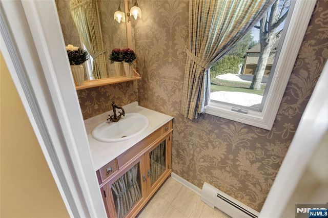 510 Hampton Hill Road, Franklin Lakes, NJ 07417