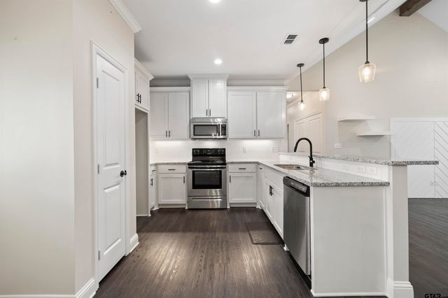 9710 W Lakeshore Dr, Tyler, TX 75709