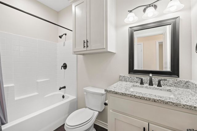 9710 W Lakeshore Dr, Tyler, TX 75709