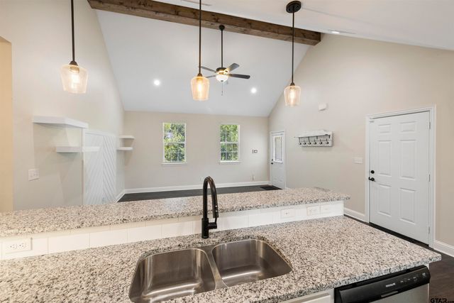 9710 W Lakeshore Dr, Tyler, TX 75709