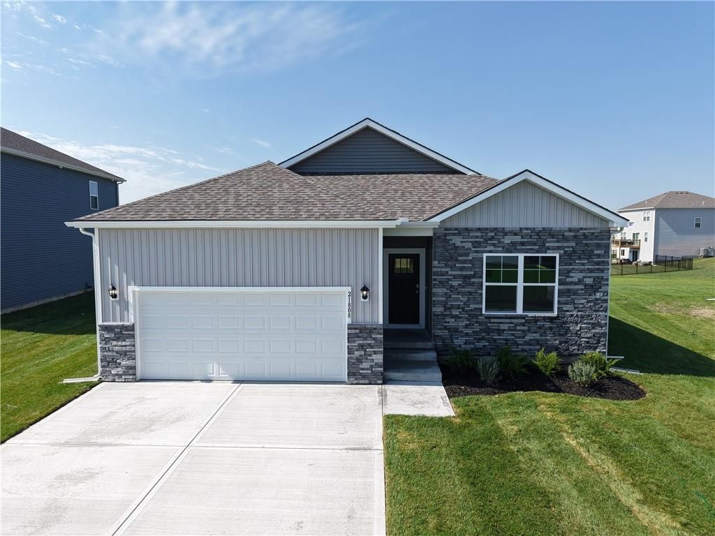 21808 Lucca Lane, Peculiar, MO 64078