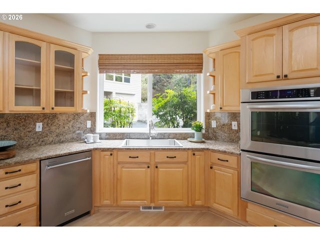 3016 Se BERKELEY Pl, Portland, OR 97202