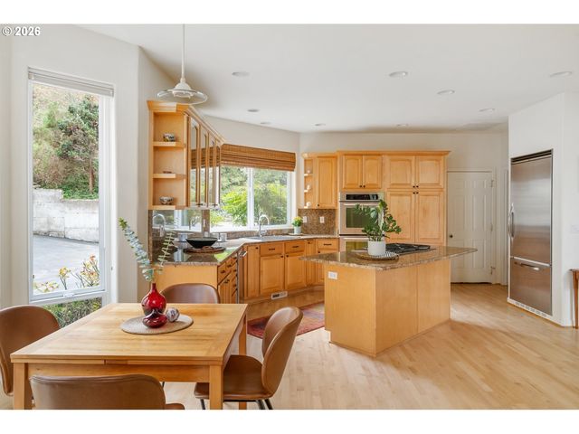 3016 Se BERKELEY Pl, Portland, OR 97202