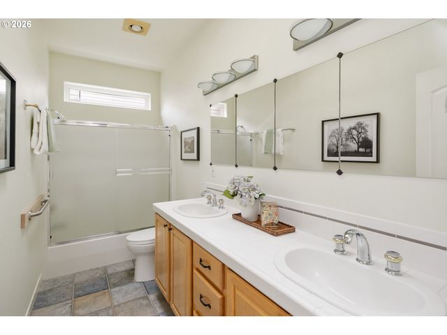 3016 Se BERKELEY Pl, Portland, OR 97202