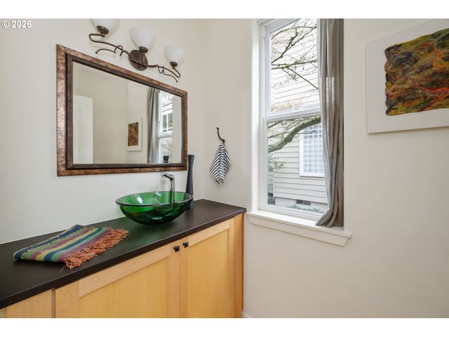 3016 Se BERKELEY Pl, Portland, OR 97202