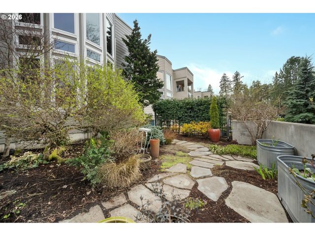 3016 Se BERKELEY Pl, Portland, OR 97202