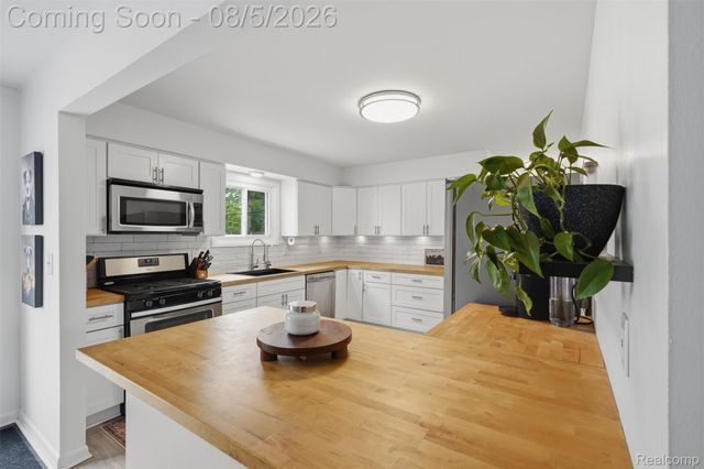 105 Highlake Avenue, Ann Arbor, MI 48103
