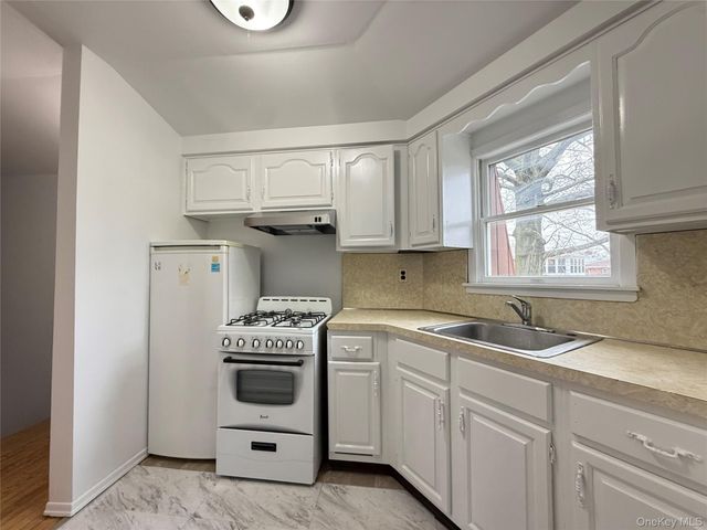 157-54 20 Road 2 FL, Whitestone, NY 11357