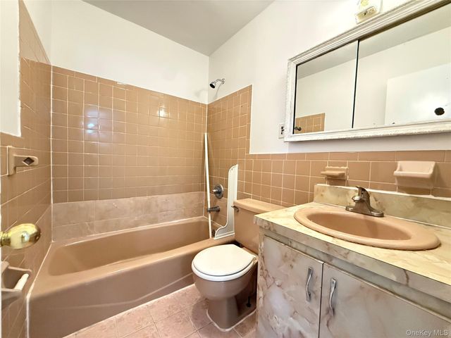 157-54 20 Road 2 FL, Whitestone, NY 11357