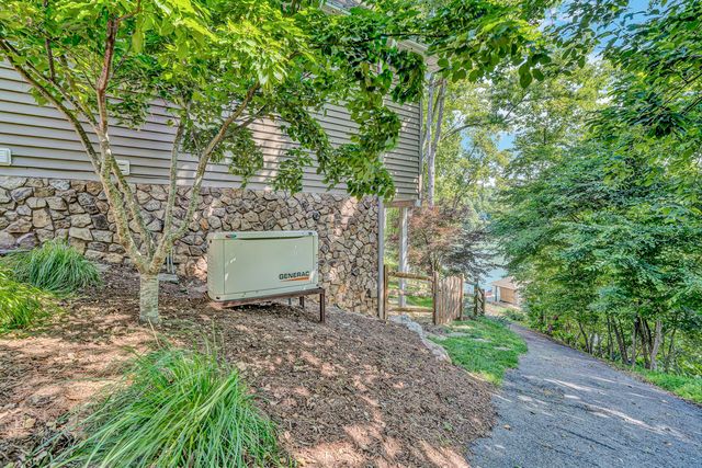 1617 Walnut Run DR, Hardy, VA 24101