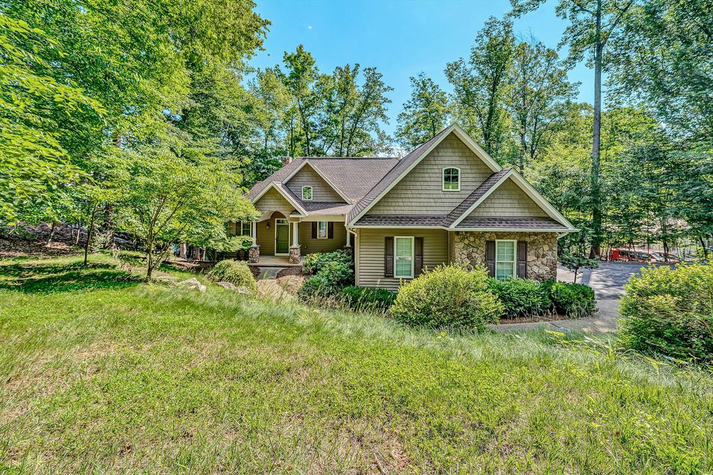 1617 Walnut Run DR, Hardy, VA 24101