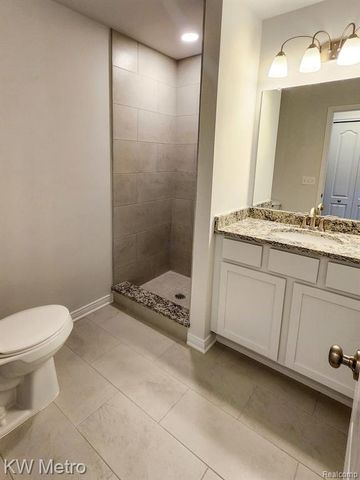 205 Whispering Pines Drive 11, Fenton, MI 48430