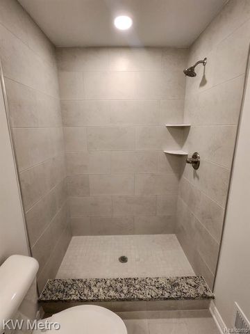 205 Whispering Pines Drive 11, Fenton, MI 48430