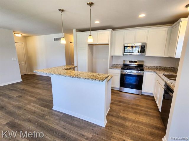 205 Whispering Pines Drive 11, Fenton, MI 48430