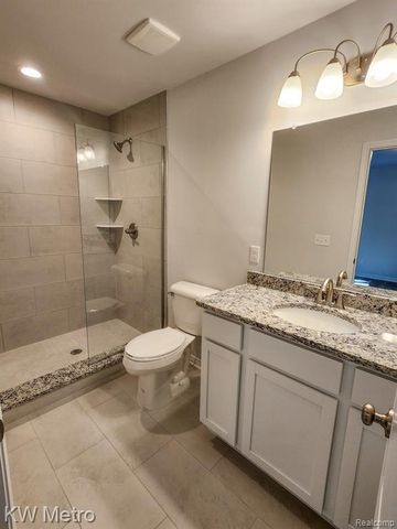 205 Whispering Pines Drive 11, Fenton, MI 48430