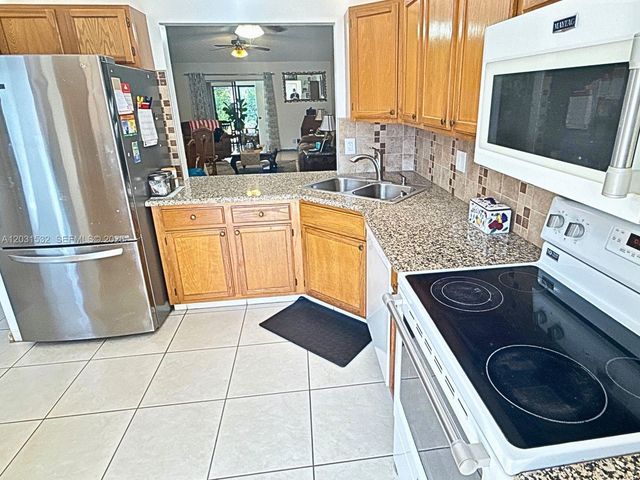 2640 W Gately Dr W 202, West Palm Beach, FL 33415