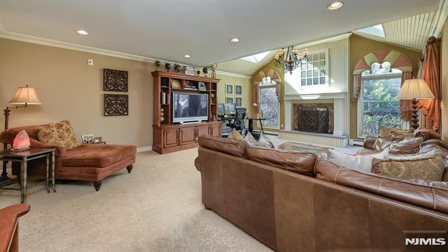 6 Brentwood Court, Wayne, NJ 07470