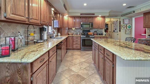 6 Brentwood Court, Wayne, NJ 07470