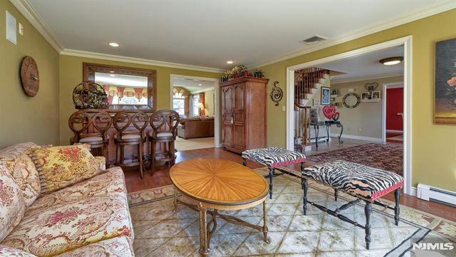 6 Brentwood Court, Wayne, NJ 07470