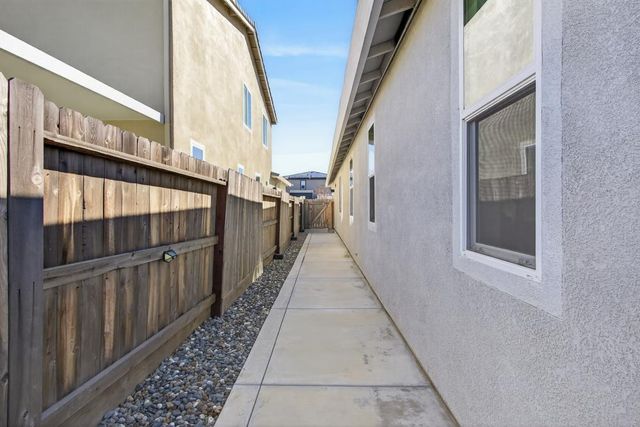 1753 Sea Cliff Ct, Plumas Lake, CA 95961