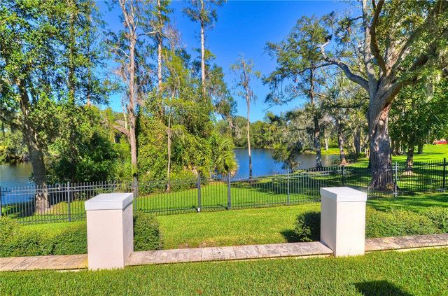 6806 MUNCASTER COURT, Tampa, FL 33625