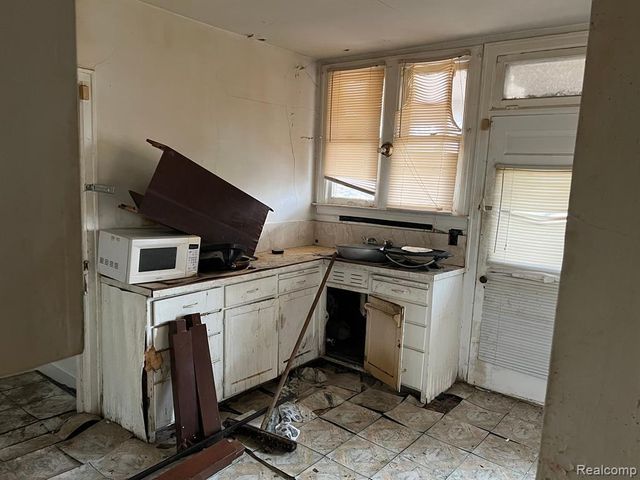 2472 W Euclid Street, Detroit, MI 48206