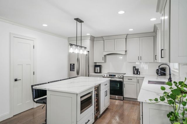 120 4th Street, Saint James, NY 11780