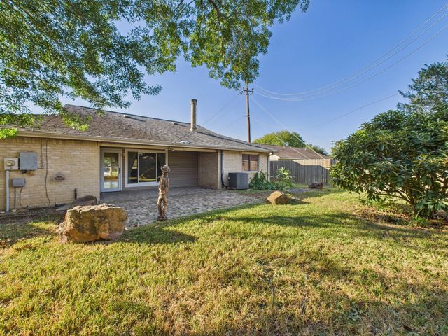 10107 Hollow Canyon Dr, Sugar Land, TX 77495