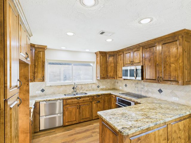 10107 Hollow Canyon Dr, Sugar Land, TX 77495