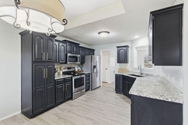 1135 W Broad Street, Republic, MO 65738