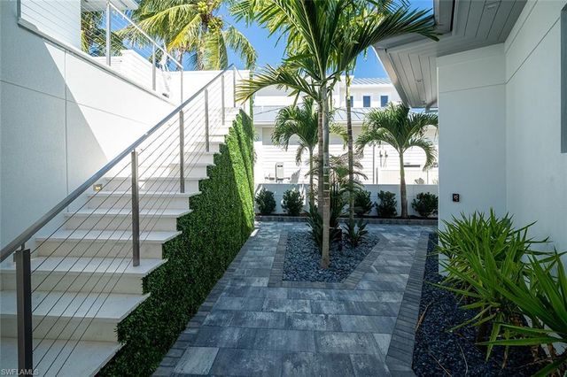 2201 Shad CT, Naples, FL 34102