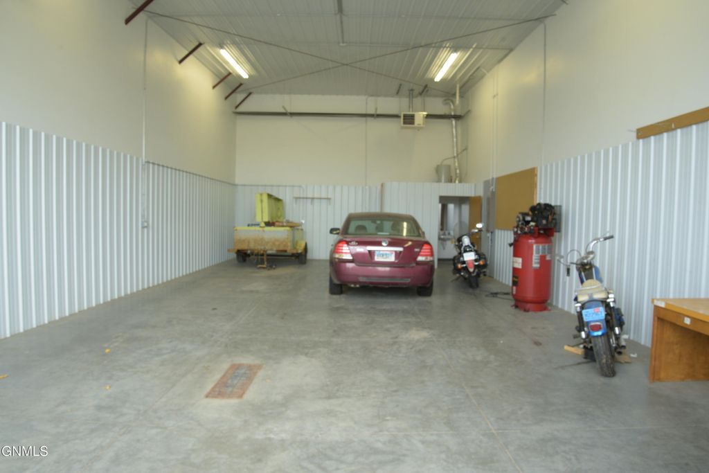902 Redwing Drive SE, Mandan, ND 58554 photo 2