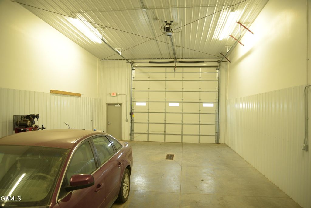 902 Redwing Drive SE, Mandan, ND 58554 photo 3