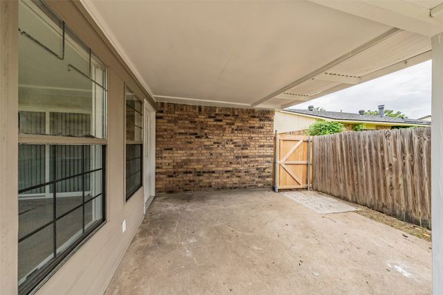 6925 Sandstone Court, Fort Worth, TX 76120