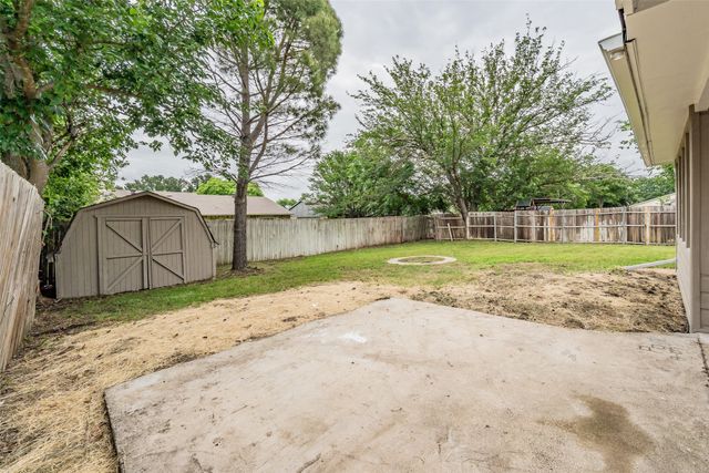 6925 Sandstone Court, Fort Worth, TX 76120