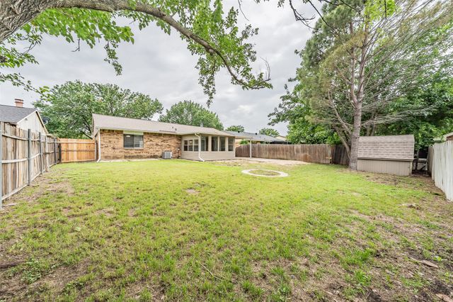 6925 Sandstone Court, Fort Worth, TX 76120