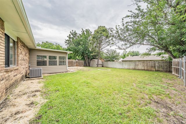 6925 Sandstone Court, Fort Worth, TX 76120