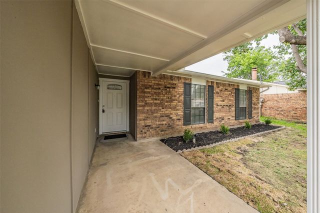 6925 Sandstone Court, Fort Worth, TX 76120