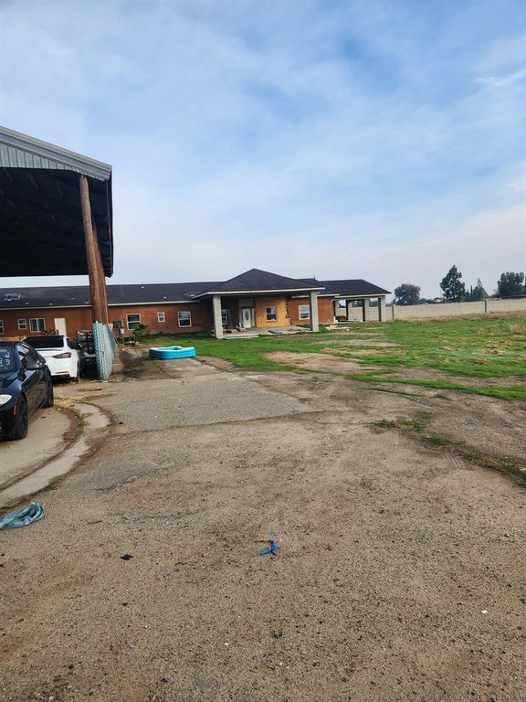 2210 N Grantland Avenue, Fresno, CA 93723