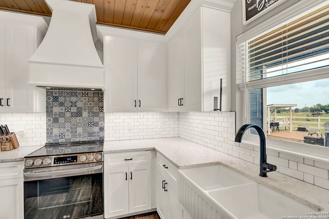 1474 County Road 342, La Vernia, TX 78121